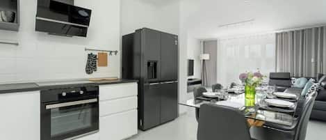 Fridge, oven, stovetop, dishwasher