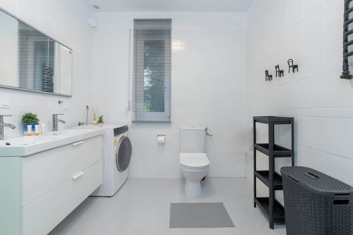 Douche, sèche-cheveux, shampoing