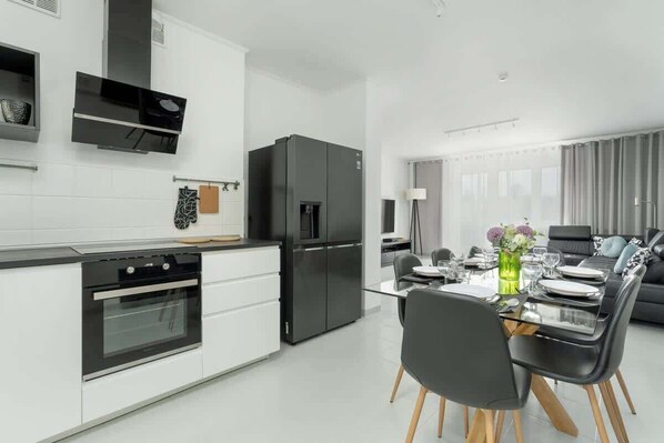 Een koelkast, een oven, een kookplaat, een vaatwasser