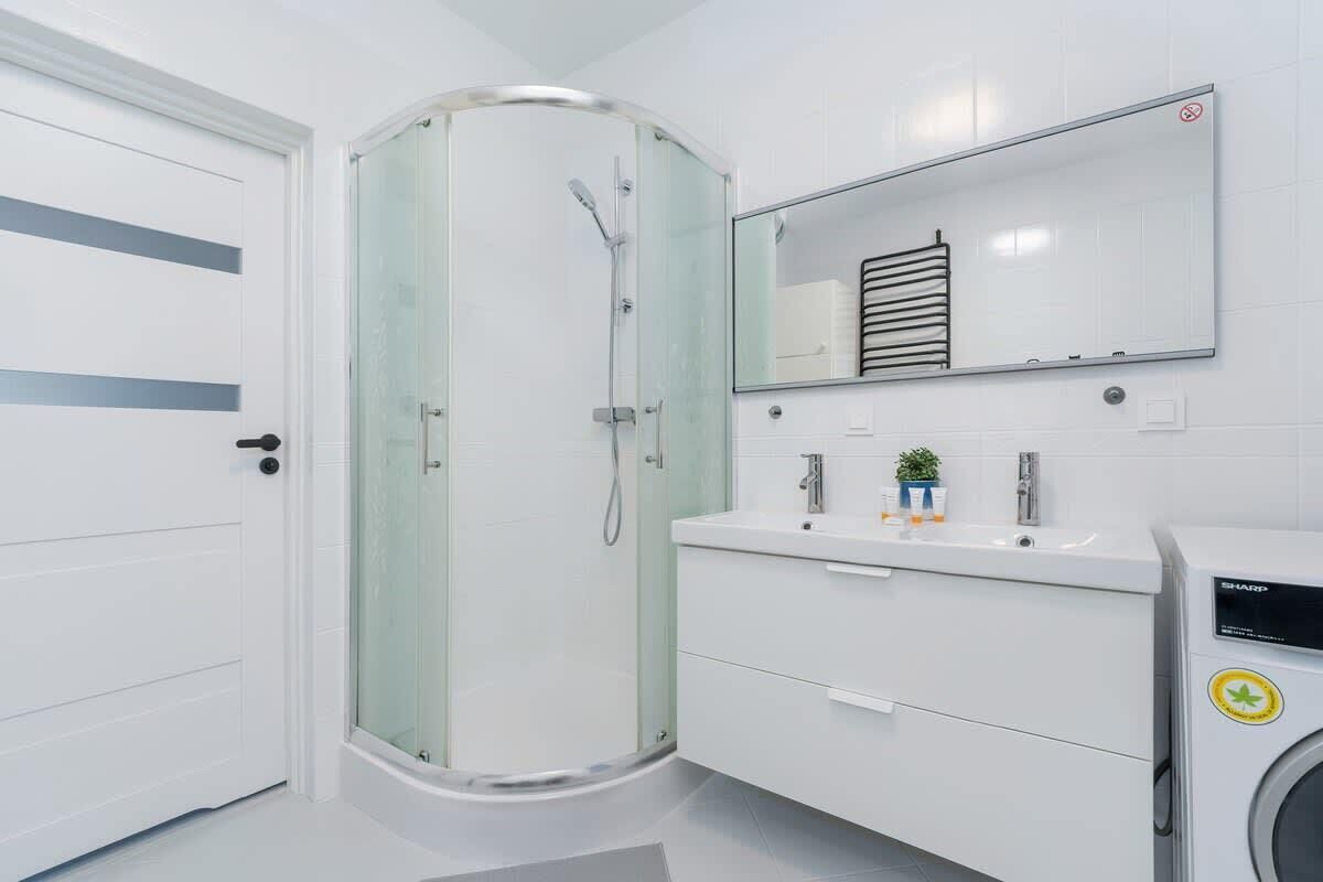 Douche, sèche-cheveux, shampoing