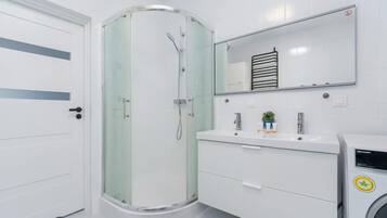 Douche, sèche-cheveux, shampoing