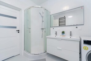 Douche, séchoir à cheveux, shampooing