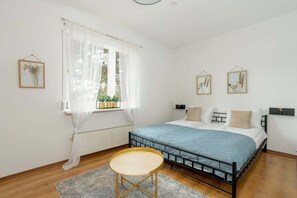 3 habitaciones, escritorio, tabla de planchar con plancha y wifi 