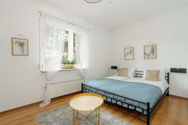 3 bedrooms, iron/ironing board, WiFi, bed sheets