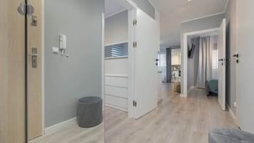 2 bedrooms, desk, iron/ironing board, WiFi