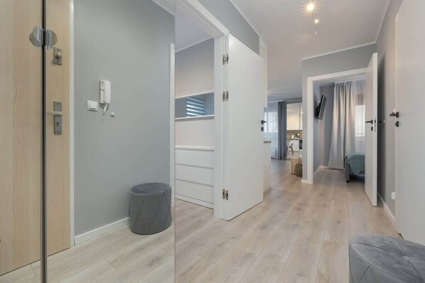 2 habitaciones, escritorio, tabla de planchar con plancha y wifi 