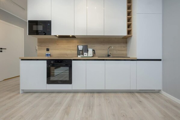 Geladeira, micro-ondas, fogão, cooktop