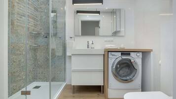 Shower, hair dryer, towels, shampoo