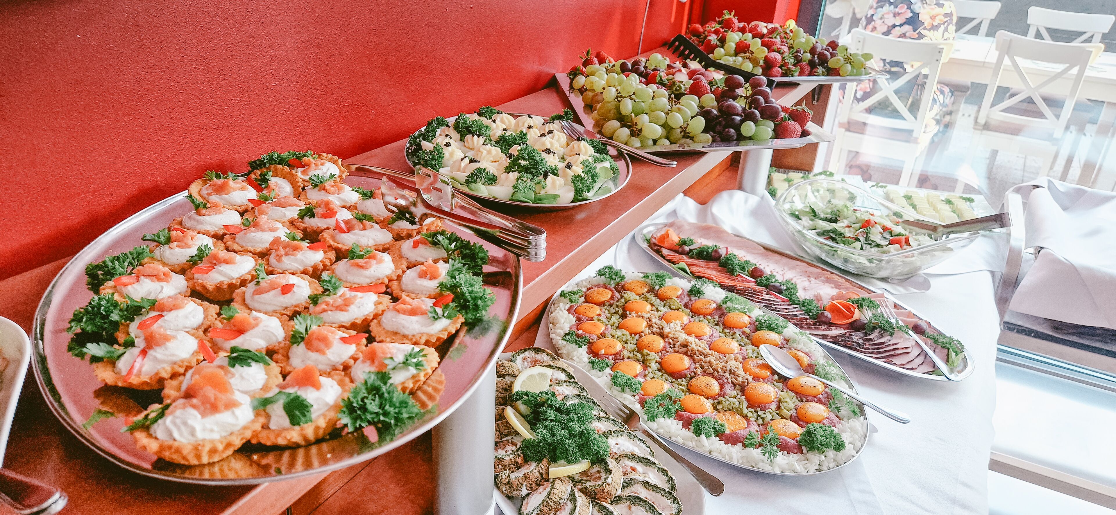 Une table de buffet proposant une variété de plats, notamment des fruits de mer, des salades et des amuse-gueules.