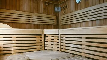 Uma sauna com bancos de madeira e teto inclinado.