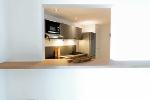 Køleskab, mikrobølgeovn, kogeplade, kaffe-/temaskine