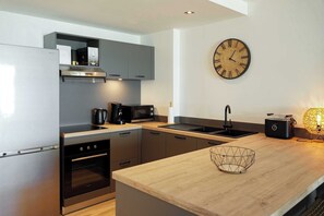 Kylskåp, mikrovågsugn, spishäll och kaffe- och tebryggare