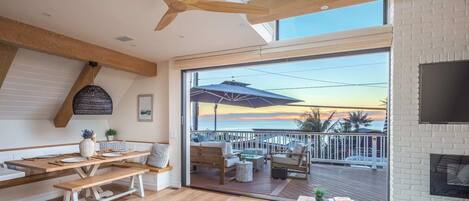 Televisión, chimenea y oficina