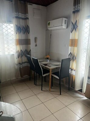 Dining - Appartement Meublée Moderne Santa Lucia Bonamoussadi Douala (Douala)