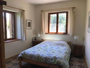 2 bedrooms, travel cot, free WiFi