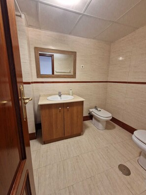 ヘアドライヤー、ビデ、タオル、石鹸