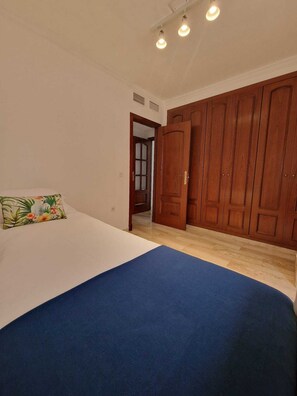 2 室のベッドルーム、アイロン / アイロン台、WiFi、ベッドシーツ