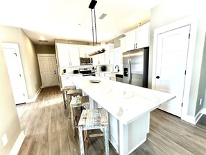 Fridge, microwave, oven, stovetop - CHIll IN! Central to Everything! Steps to Beach! (Corolla)