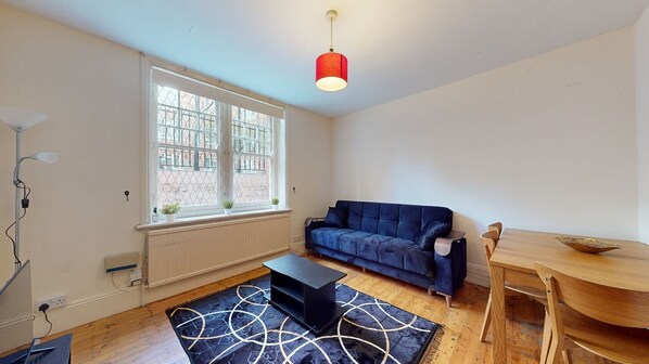 Smart TV - Presenting a lovely flat to rent in Marylebone. (London)