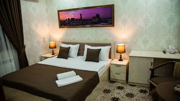 Habitación Deluxe doble | Escritorio, espacio para trabajar con un portátil, cortinas opacas