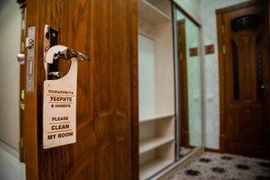 Phòng Deluxe | Bàn, khu vực làm việc phù hợp cho laptop, màn/rèm cản sáng 