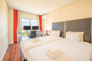 3 habitaciones, escritorio, tabla de planchar con plancha y internet 