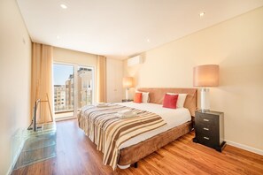 3 slaapkamers, een bureau, een strijkplank/strijkijzer, internet