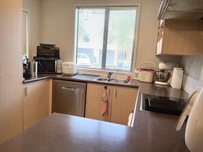 Fridge, microwave, dishwasher - Warm house in good Locations fully furnished min stay 30nights (Auckland)