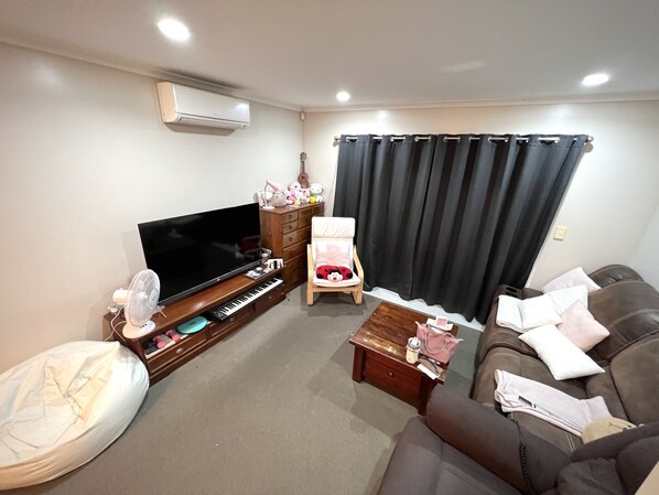 TV - Warm house in good Locations fully furnished min stay 30nights (Auckland)