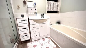 Towels, soap, shampoo, toilet paper - Warm house in good Locations fully furnished min stay 30nights (Auckland)