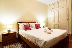 3 bedrooms, iron/ironing board, internet, bed sheets