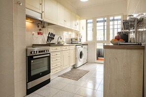 Fridge, microwave, oven, coffee/tea maker - GuestReady - Family-Friendly Haven in Funchal (Funchal)