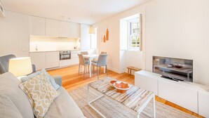 Un apartamento moderno con sala de estar, comedor y cocina.