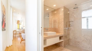 Dusche, Haartrockner, Handtücher, Seife