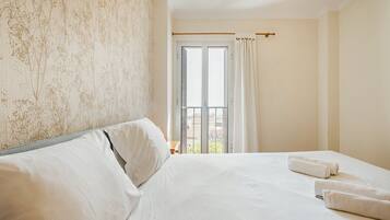 2 makuuhuonetta, työpöytä, silitysrauta/-lauta, internet