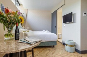 Hypo-allergenic bedding, down duvets, in-room safe, iron/ironing board - Bens The Walton (Amsterdam)