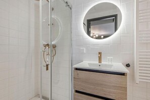 Shower, perlengkapan mandi gratis, pengering rambut, dan handuk