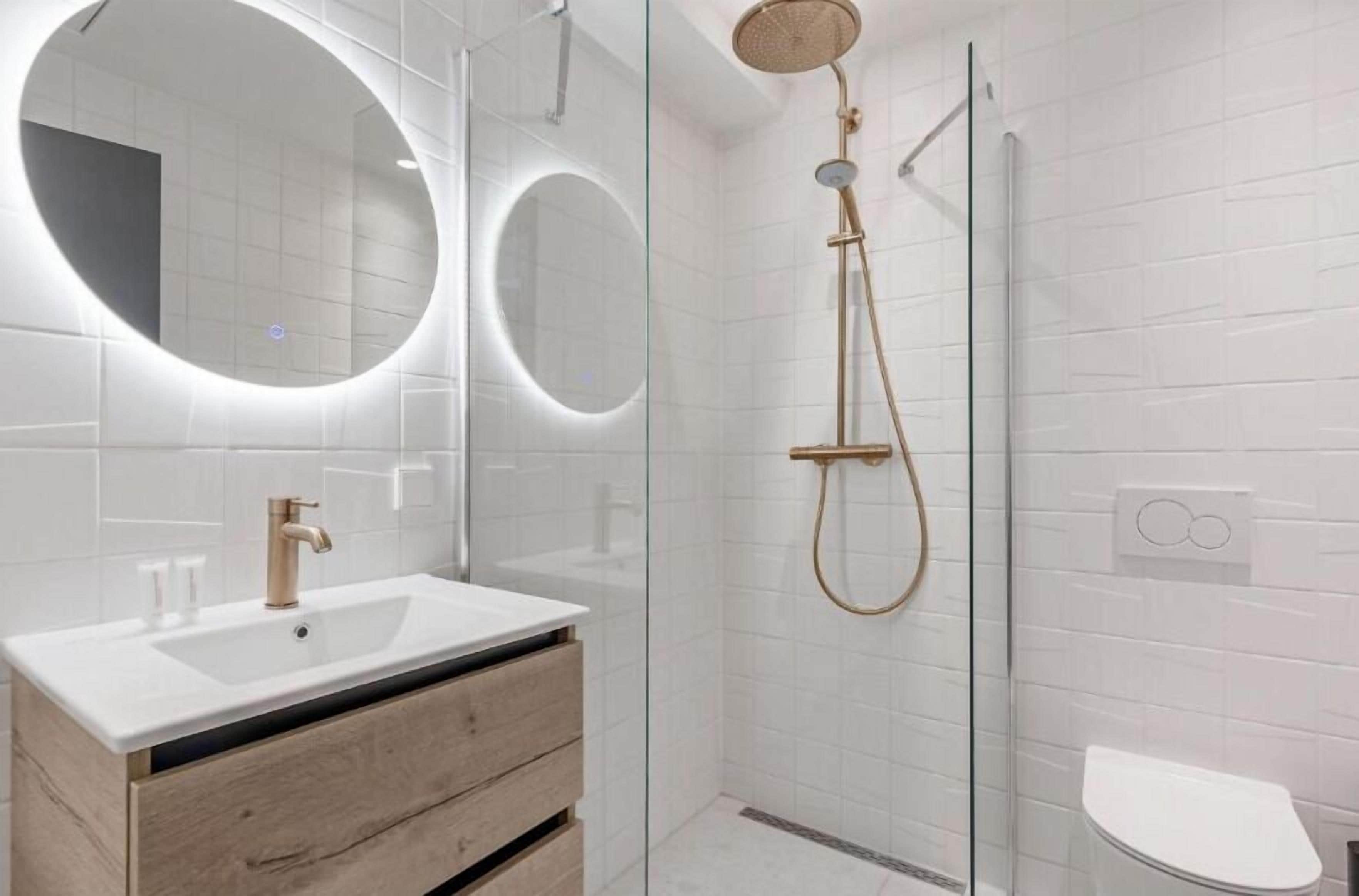 Shower, free toiletries, hair dryer, towels