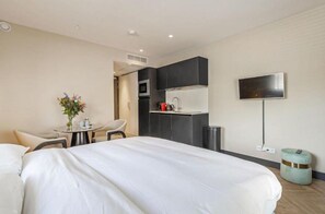 Seprai antialergi, selimut bulu angsa, brankas, dan setrika/meja setrika