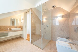 Een douche, een haardroger, handdoeken, zeep
