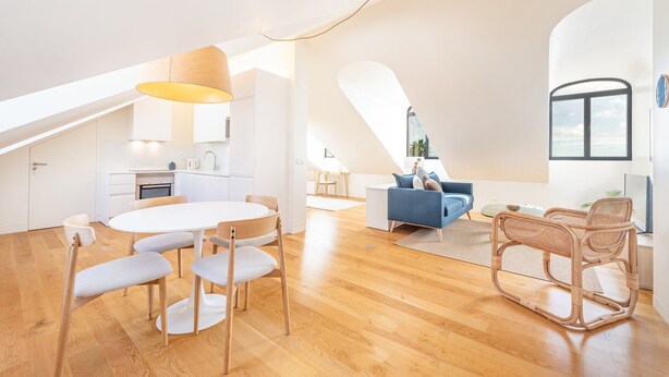A modern loft with a dining area, kitchen, and seating space. - GuestReady - Conde das Acáçovas 3 (Paço de Arcos)
