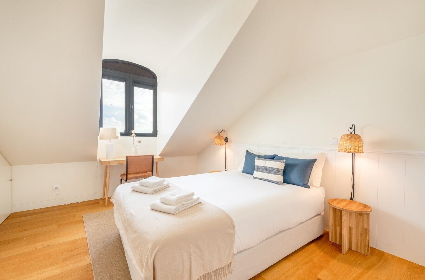 1 bedroom, desk, internet, bed sheets