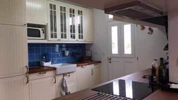 Micro-ondes, four, cafetière/bouilloire