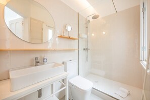 Shower, hair dryer, towels - GuestReady - Lisbon Living near MAAT Museum (Lisbon)