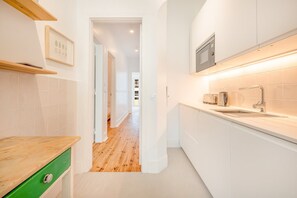 Kühlschrank, Mikrowelle, Ofen, Geschirrspüler