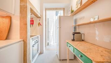 Frigorífico, microondas, horno y lavavajillas