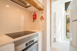 Jääkaappi, mikroaaltouuni, uuni, astianpesukone