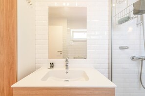 Dusche, Haartrockner, Handtücher, Seife