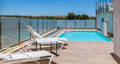 Villa with private swimming pool close to the sea