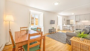 Een modern appartement met een eethoek, woonkamer en keuken.